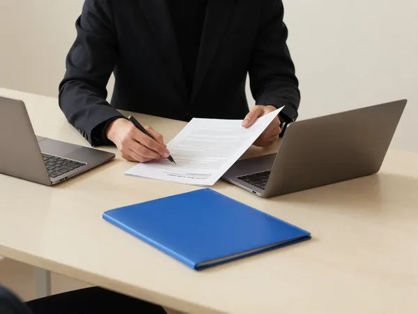 Investisseur consultant un dossier